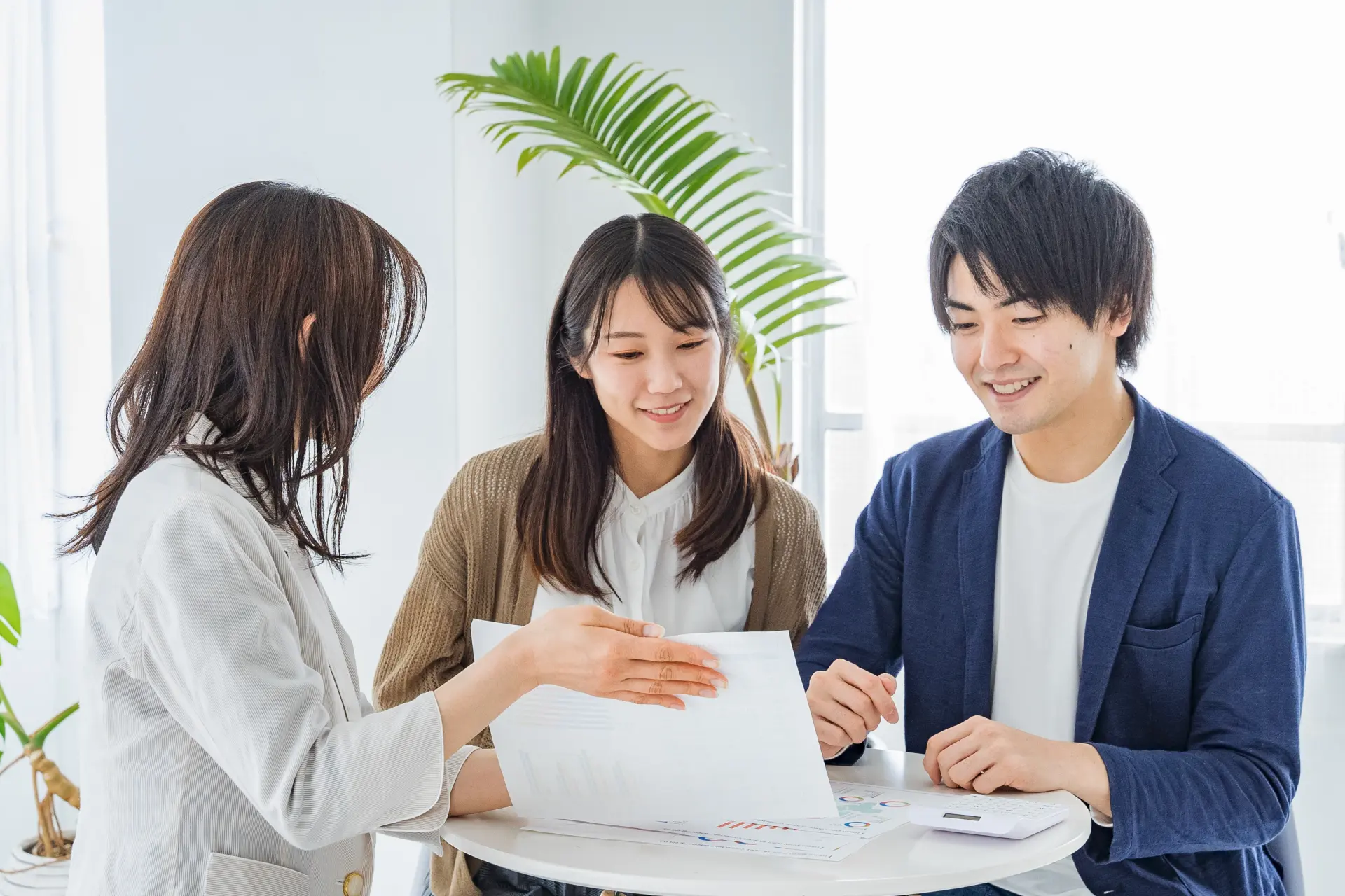 パン屋さんの開業計画を資料を見ながら相談する様子