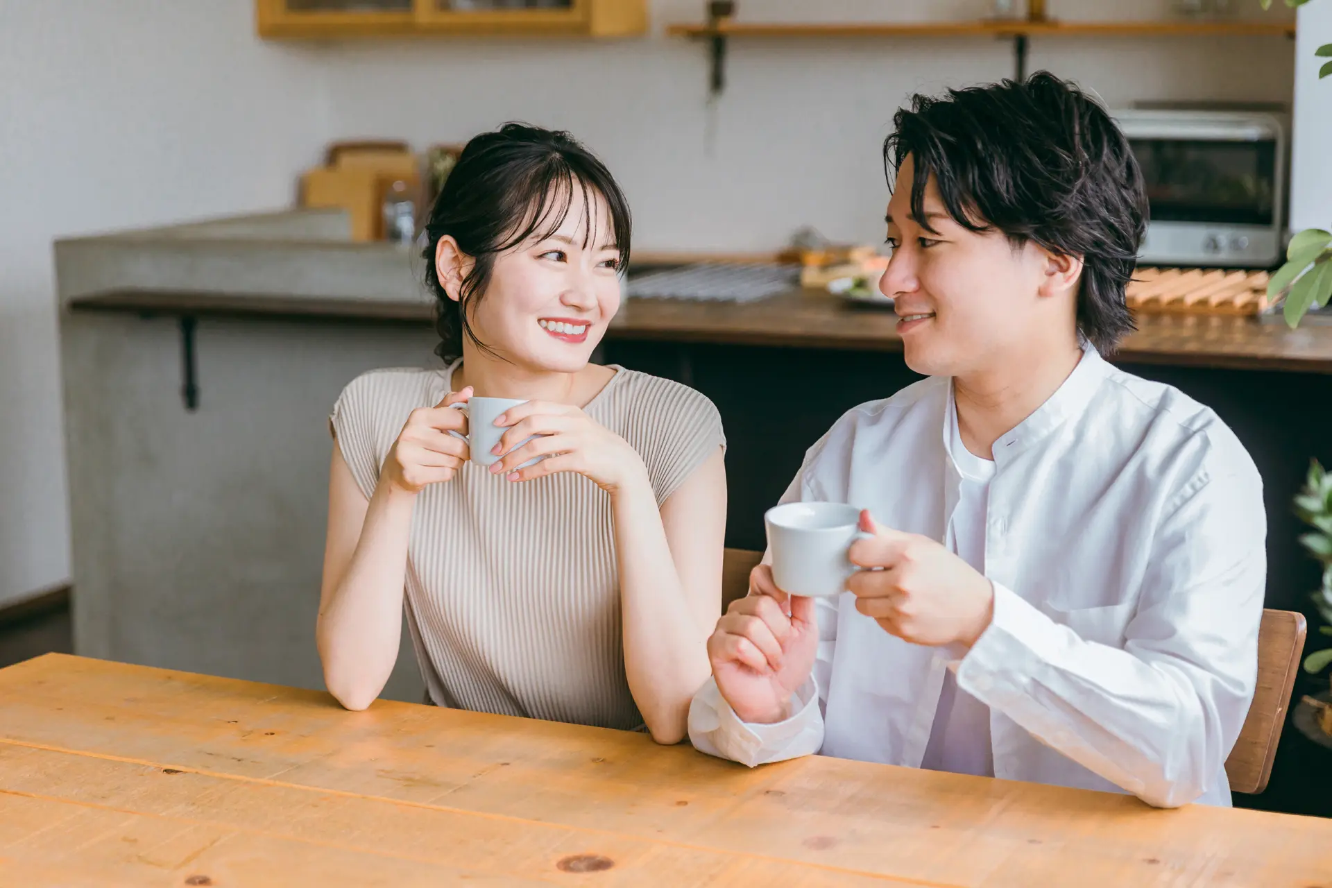 店舗物件の資料を見ながら出店計画を相談する様子