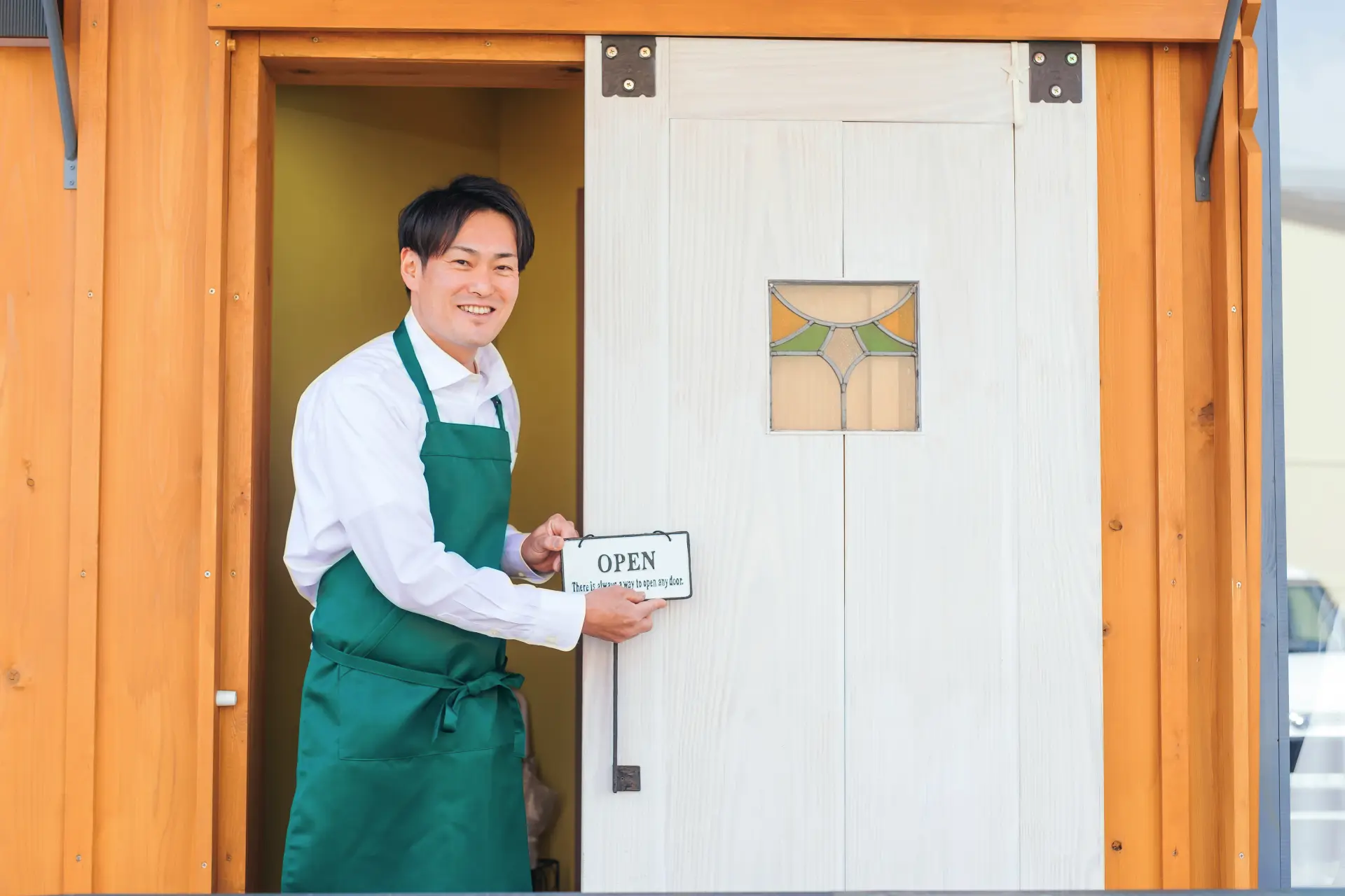 開店準備が整った明るい店舗の外観